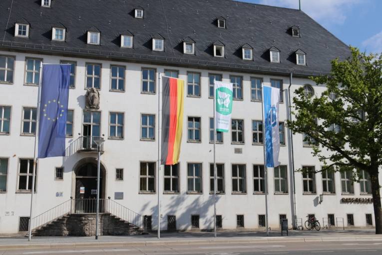 Die Mayors for Peace-Flagge weht vor dem Rathaus in Rüsselsheim am Main.